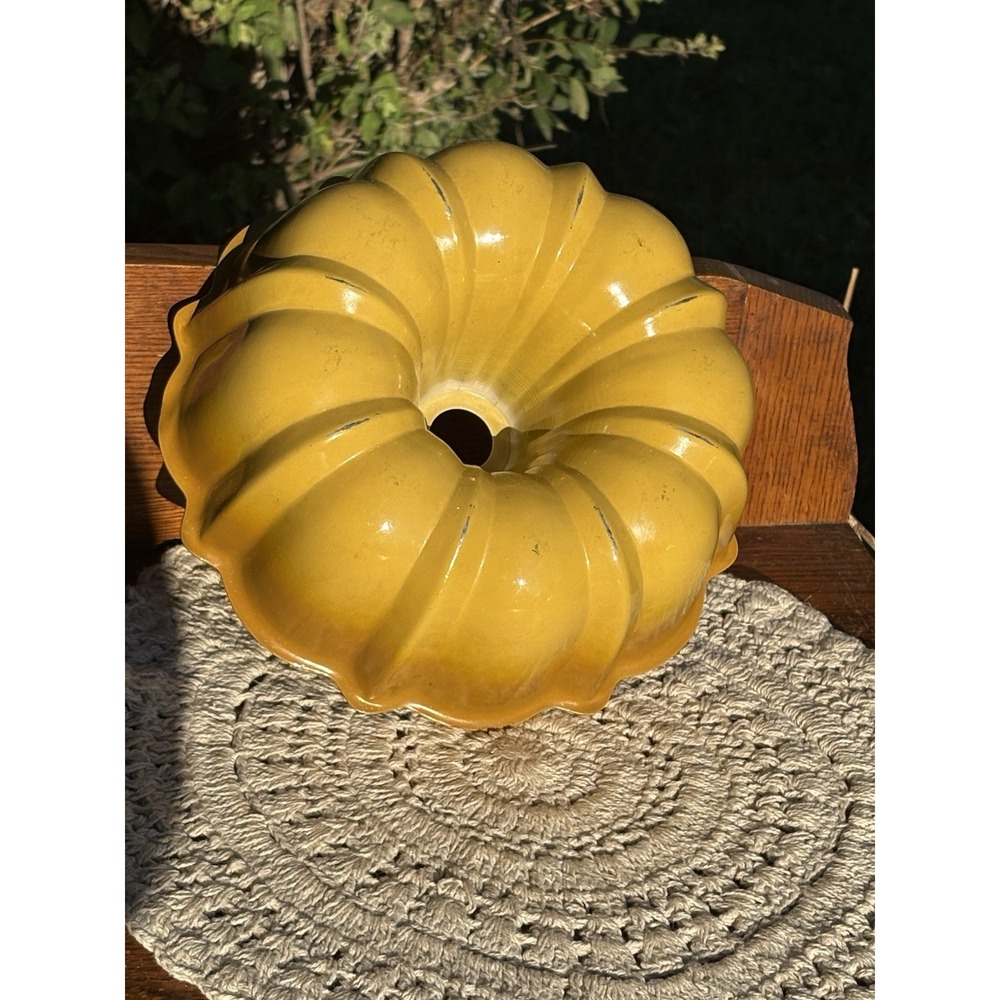 Vintage Formed Aluminum Bundt Pan 10.25" Yellow Gold Autumn Decor Farmhouse